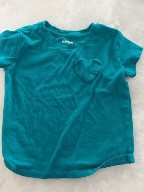 Old navy turquoise heart pocket short sleeved tee, 5t